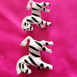 Zebra Pin Set